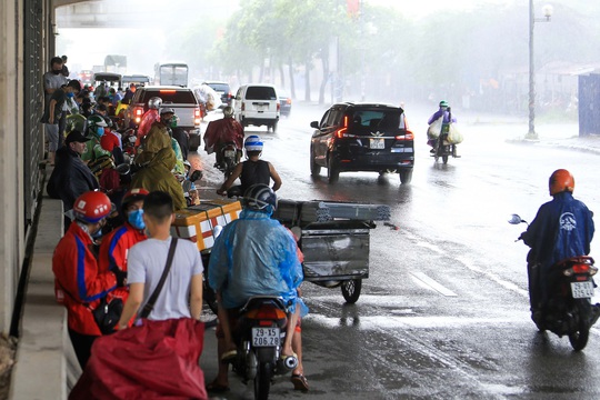 CLIP: Người dân Hà Nội vật lộn trong cơn mưa lớn trắng trời - Ảnh 4.