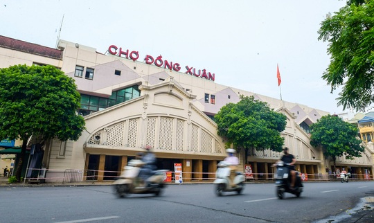 CLIP: Hơn 2.100 gian hàng ở chợ Đồng Xuân “cửa đóng then cài” - Ảnh 2.