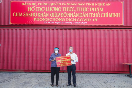 Gần 300 tấn nhu yếu phẩm ủng hộ người dân Thành phố Hồ Chí Minh đã đến Cảng Bến Nghé - Ảnh 2.