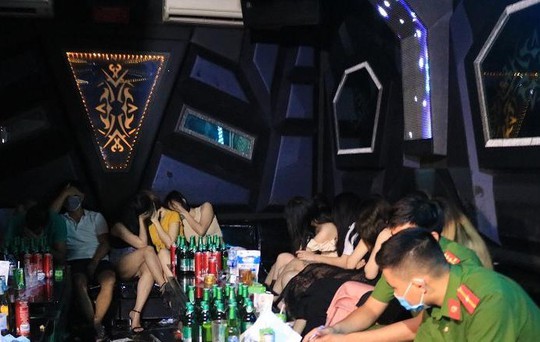 36 dân chơi dương tính ma túy trong tiệc sinh nhật tại quán karaoke Phố Núi - Ảnh 1.