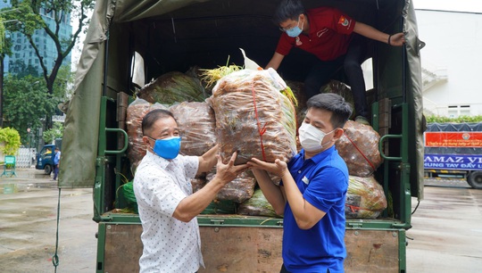 Nông sản từ Lâm Đồng đi xuyên đêm về tặng người dân TP HCM - Ảnh 7.