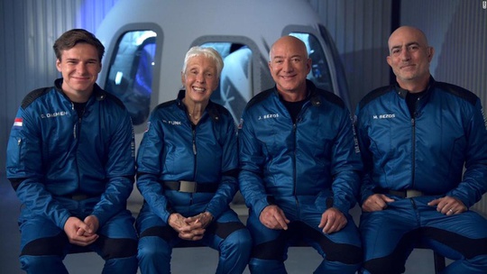 Jeff Bezos đặt mục tiêu doanh thu 100 triệu USD từ du lịch vũ trụ - Ảnh 1.