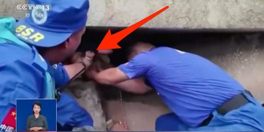 Trung Quốc: Người mẹ chết cứng khi cứu con khỏi sạt lở - Ảnh 2.