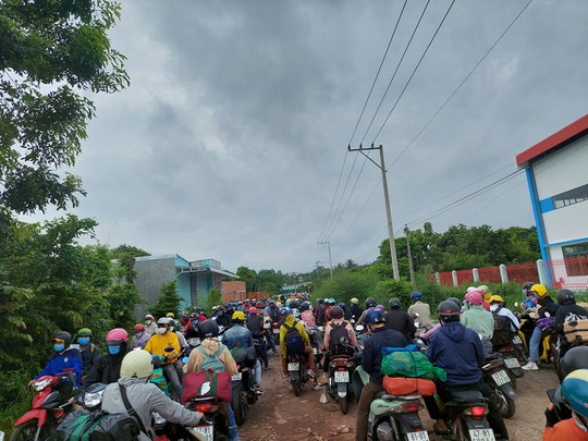 Đắk Nông điều xe dẫn đường cho người dân chạy xe máy về quê - Ảnh 4.