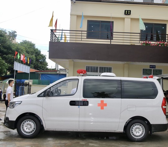 FLC tặng xe cứu thương cho Sầm Sơn - Ảnh 1.