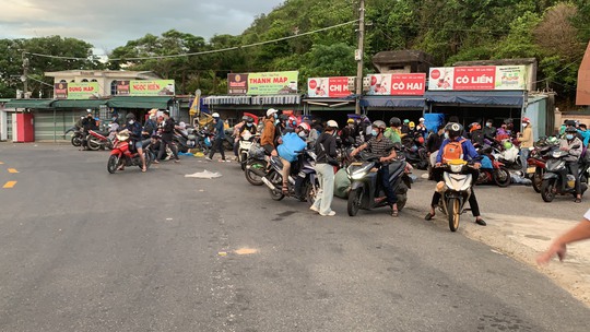Huế - Đà Nẵng: CSGT hộ tống những người về từ TP HCM bằng xe máy - Ảnh 3.