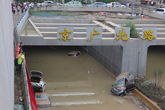 Phép mầu trong hầm ngập nước lũ ở Trung Quốc - Ảnh 4.