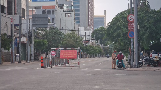 CLIP: Cận cảnh đường phố TP HCM vắng bóng người, chốt chặn kiểm soát nhiều nơi tối 26-7 - Ảnh 6.