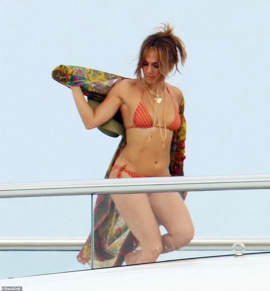 Jennifer Lopez - Ben Affleck tình tứ trên du thuyền - Ảnh 7.