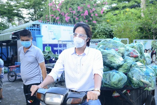 Diễn viên Đoàn Minh Tài, ca sĩ Sunny Đan Ngọc trao quà cho bà con nghèo bị cách ly - Ảnh 1.