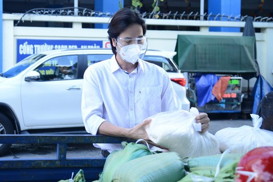 Diễn viên Đoàn Minh Tài, ca sĩ Sunny Đan Ngọc trao quà cho bà con nghèo bị cách ly - Ảnh 2.