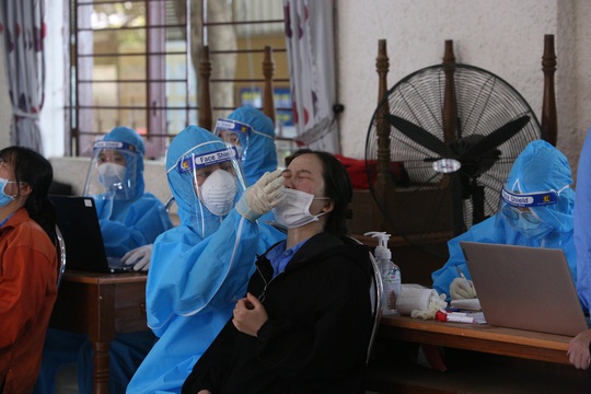 Bị lở miệng, nữ công nhân ở Đà Nẵng đi khám thì phát hiện dương tính với SARS-CoV-2 - Ảnh 1.