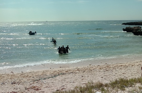 Tìm thấy thi thể hai thanh niên câu cá bị sóng biển đánh mất tích - Ảnh 1.