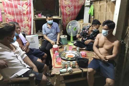 Xử phạt nhiều ma men và con bạc tụ tập thời điểm giãn cách - Ảnh 2.