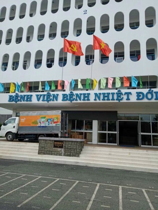 TTC và DHA tặng nhu yếu phẩm cho bệnh viện điều trị Covid-19 và người dân gặp khó khăn - Ảnh 1.