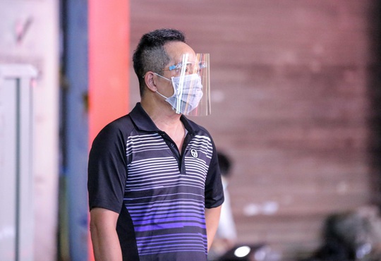 Người dân mặc áo mưa tiếp tế lương thực vào trung tâm thương mại bị phong toả - Ảnh 14.