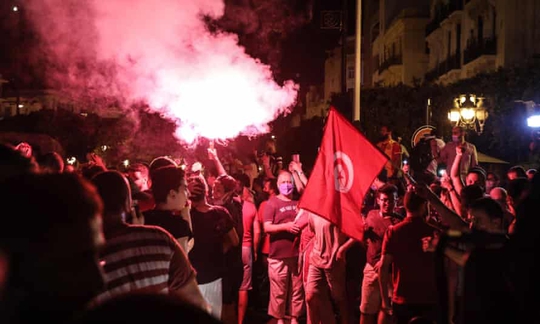 Tunisia hỗn loạn khi tổng thống tiến hành thanh trừng - Ảnh 1.