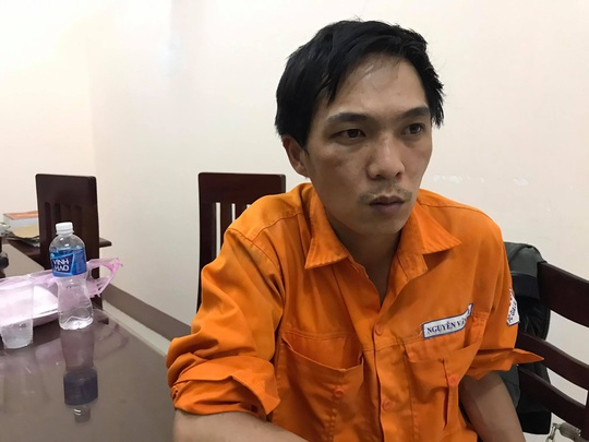Giải cứu 2 bé gái bị cha đổ xăng lên người định đốt - Ảnh 1.