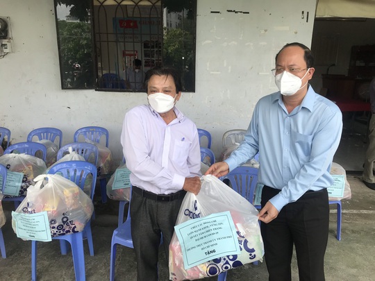 Phó Bí thư Thành ủy TP HCM Nguyễn Hồ Hải thăm vùng xanh và khu phong tỏa ở quận Tân Bình - Ảnh 3.