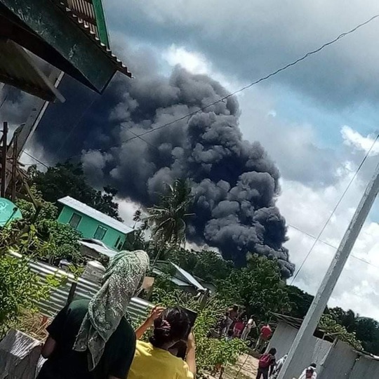 Philippines: Máy bay quân sự hạ cánh trượt đường băng, bốc cháy dữ dội - Ảnh 3.