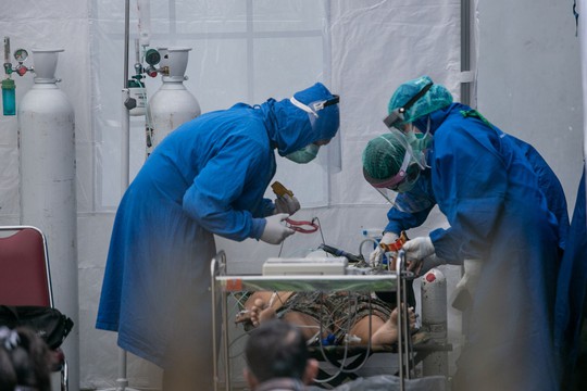 Covid-19 tại Indonesia: Bệnh viện ngậm ngùi nhìn 63 bệnh nhân tử vong - Ảnh 2.