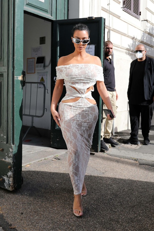 Kim Kardashian tiếp tục bị “ném đá” vì hở hang ở chốn trang nghiêm - Ảnh 2.