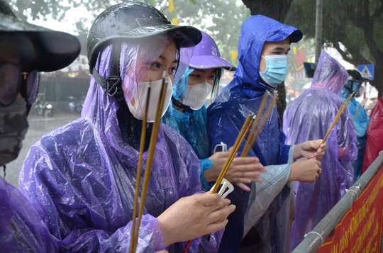 Cận cảnh các sĩ tử đội mưa to vái vọng ở Văn Miếu trước kỳ thi THPT - Ảnh 1.