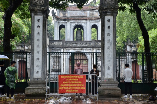 Cận cảnh các sĩ tử đội mưa to vái vọng ở Văn Miếu trước kỳ thi THPT - Ảnh 2.