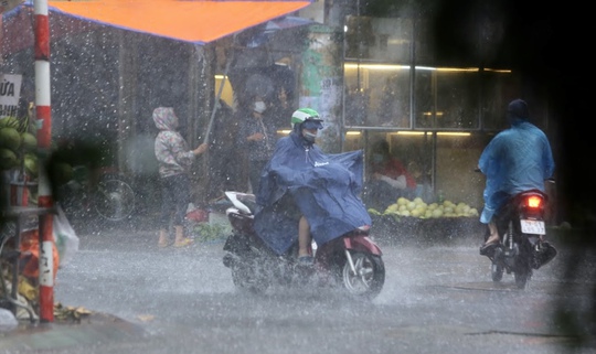 Nhiều tuyến phố Hà Nội ngập sâu trong trận mưa giải nhiệt - Ảnh 2.
