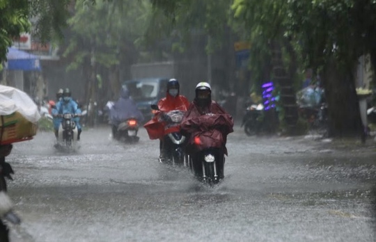 Nhiều tuyến phố Hà Nội ngập sâu trong trận mưa giải nhiệt - Ảnh 3.