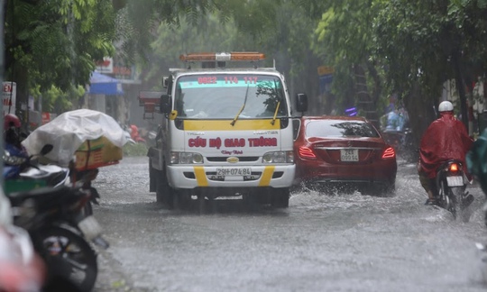 Nhiều tuyến phố Hà Nội ngập sâu trong trận mưa giải nhiệt - Ảnh 10.