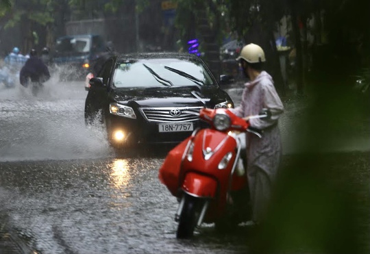 Nhiều tuyến phố Hà Nội ngập sâu trong trận mưa giải nhiệt - Ảnh 9.