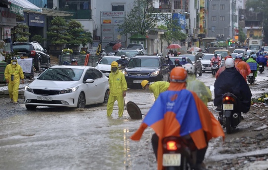Nhiều tuyến phố Hà Nội ngập sâu trong trận mưa giải nhiệt - Ảnh 1.
