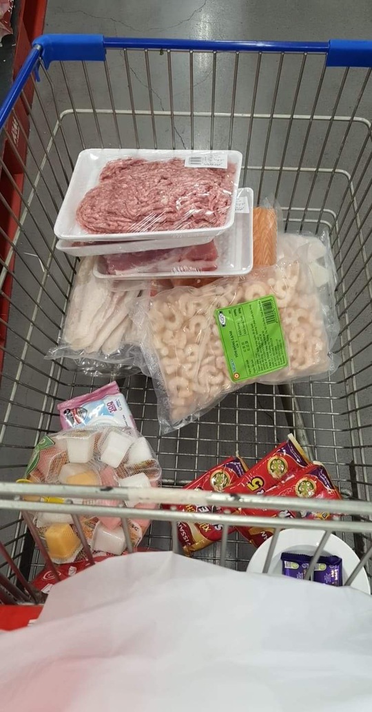 Người dân TP HCM lại đổ đến siêu thị, cửa hàng mua gom thực phẩm - Ảnh 4.