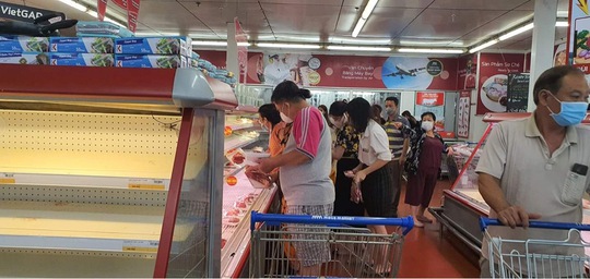 Người dân TP HCM lại đổ đến siêu thị, cửa hàng mua gom thực phẩm - Ảnh 3.