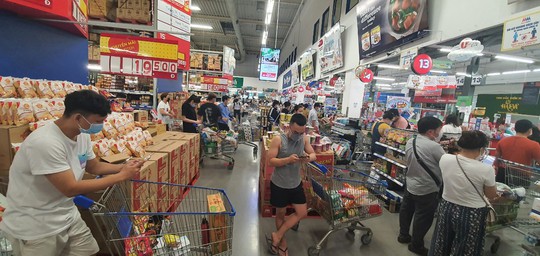 Người dân TP HCM lại đổ đến siêu thị, cửa hàng mua gom thực phẩm - Ảnh 1.