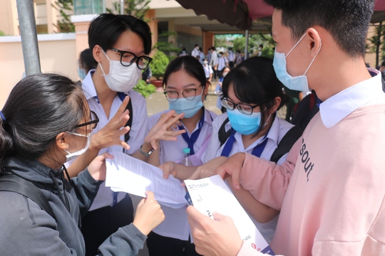 Sóng của nhà thơ Xuân Quỳnh vào đề thi văn: Hay, vừa sức thí sinh - Ảnh 8.