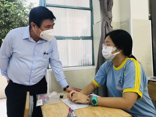 Chủ tịch UBND TP HCM kiểm tra công tác phòng chống dịch tại các điểm thi - Ảnh 2.
