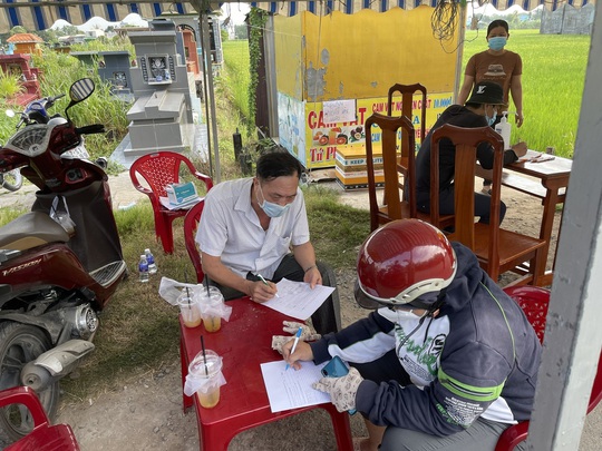 Covid-19 diễn biến phức tạp tại Long An và Đồng Tháp, Cà Mau có ca đầu tiên - Ảnh 2.