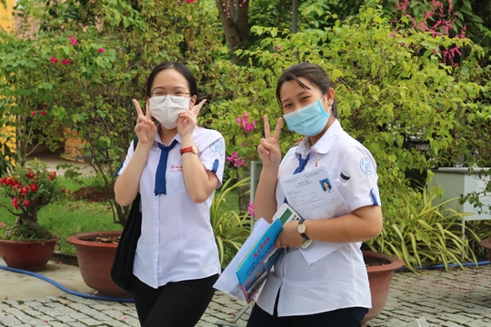 Thi tốt nghiệp THPT: Thí sinh phấn khởi vì đề thi tổ hợp dễ - Ảnh 2.