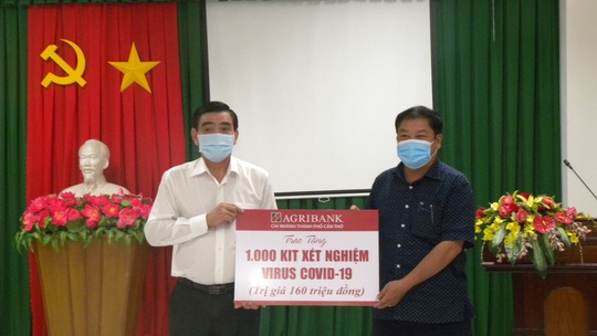 Agribank Cần Thơ ủng hộ 1.000 bộ kit xét nghiệm SARS-CoV-2 - Ảnh 1.