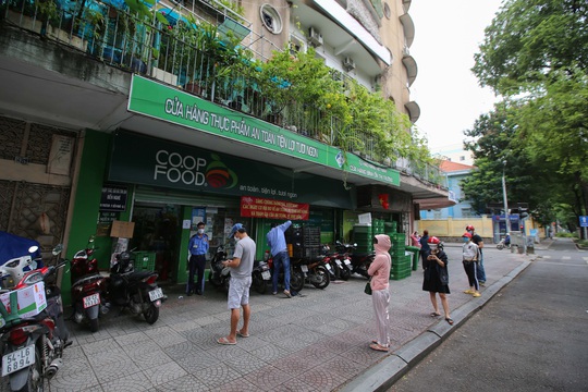 Một TP HCM rất khác trong ngày đầu thực hiện giãn cách xã hội - Ảnh 10.