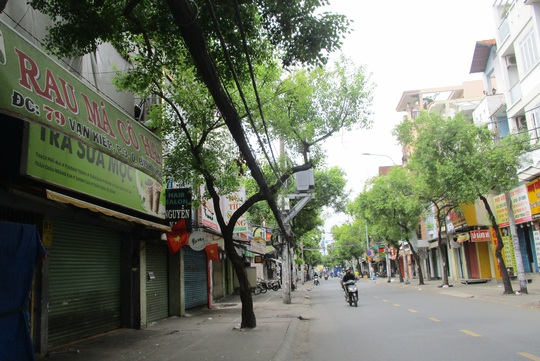 Dịch vụ ăn uống ngừng bán mang về, hàng thiết yếu vắng khách - Ảnh 1.