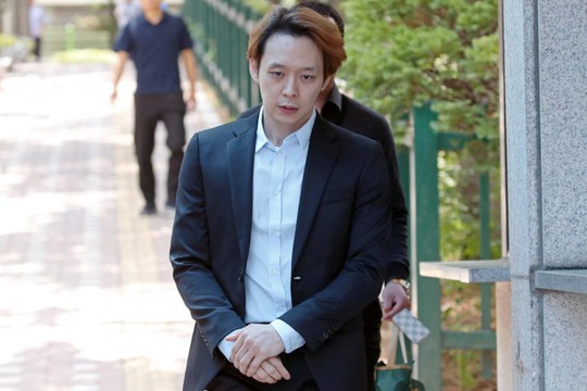 “Hoàng tử gác mái” Park Yoo Chun bị quản lý lật mặt, dọa bóc phốt - Ảnh 1.
