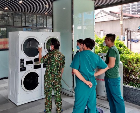 Doanh nghiệp ủng hộ máy giặt sấy cho Bệnh viện dã chiến số 5 - Ảnh 1.