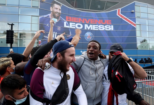 Lionel Messi ra mắt chính thức, chọn áo đấu 30 tại PSG - Ảnh 3.