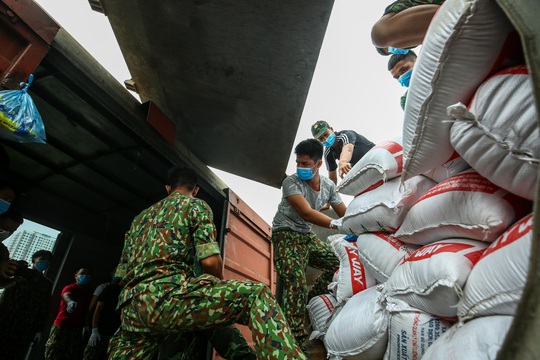 CLIP: 300 tấn nhu yếu phẩm hỗ trợ người dân TP HCM, Bình Dương - Ảnh 8.