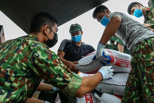 CLIP: 300 tấn nhu yếu phẩm hỗ trợ người dân TP HCM, Bình Dương - Ảnh 2.