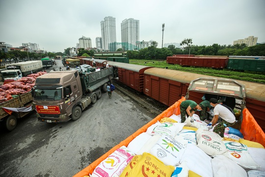 CLIP: 300 tấn nhu yếu phẩm hỗ trợ người dân TP HCM, Bình Dương - Ảnh 6.