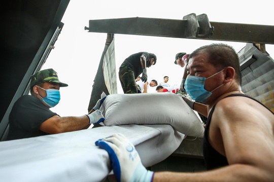 CLIP: 300 tấn nhu yếu phẩm hỗ trợ người dân TP HCM, Bình Dương - Ảnh 12.